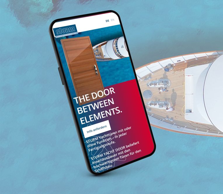 Smartphone mit yachtclub.eu Webseite