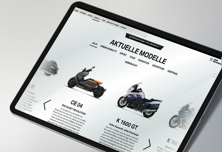 Tablet mit Modellansicht der Webseite des BMW Wien Motorradzentrums