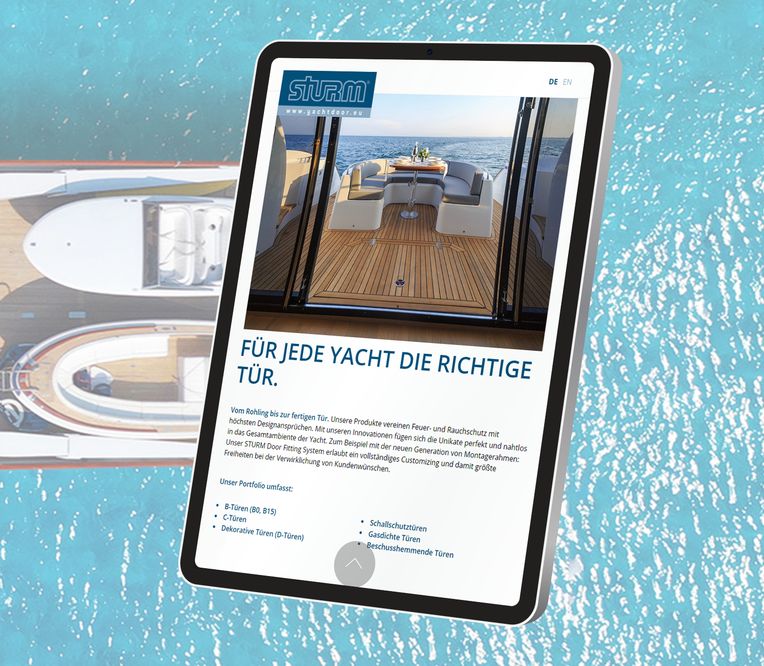 Tablet mit yachtclub.eu Webseite