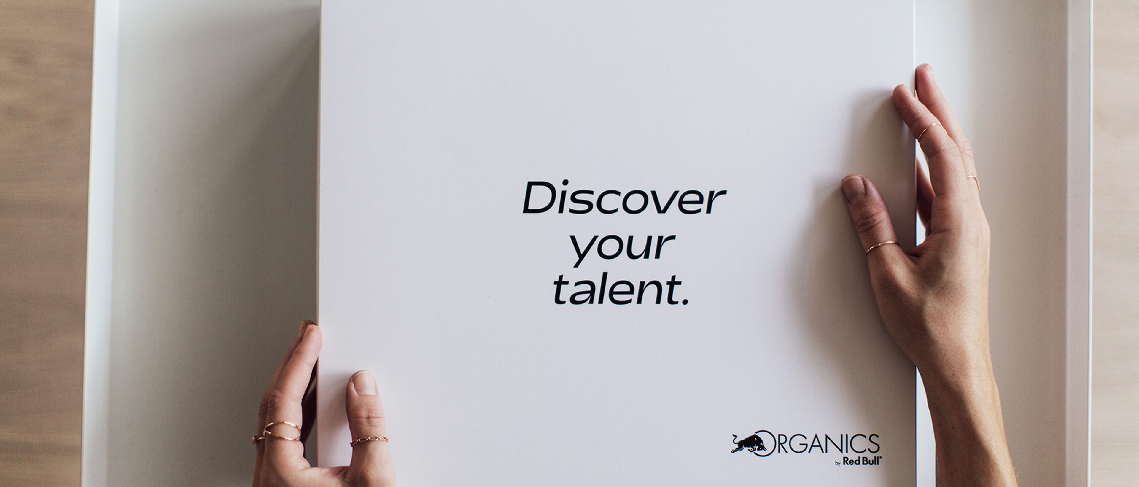 Geschlossene Packung von Red Bull Organics Dosen mit Aufschrift "Discover your talent."