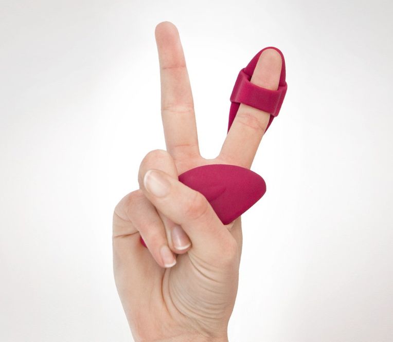 Hand mit Victory-Zeichen und angeschnalltem ViFinger Fingervibrator