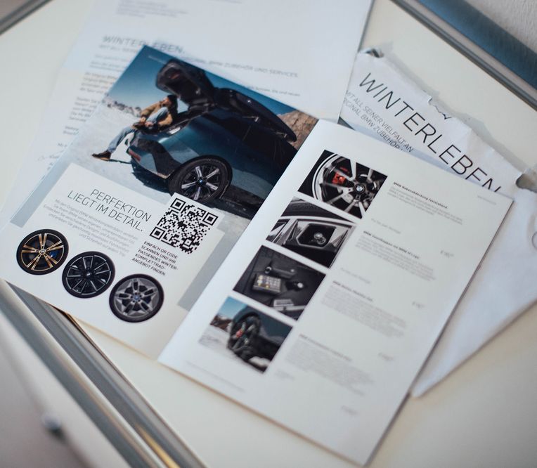 Geöffnete Broschüre für BMW Winter Kampagne 2022