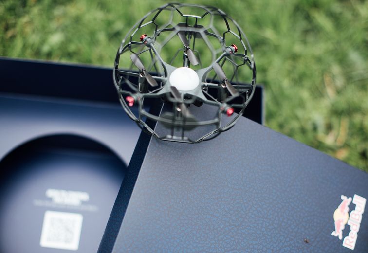 Geöffnete Red Bull Box mit Drohne