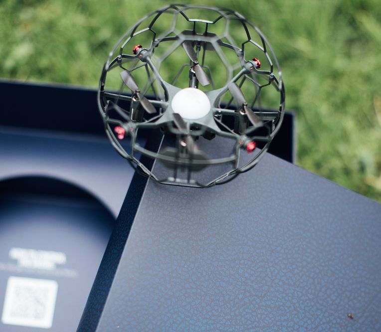 Geöffnete Red Bull Box mit Drohne