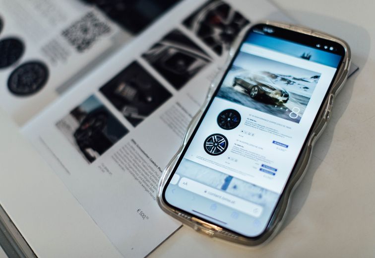 Broschüre und Smartphone für BMW Winter Kampagne 2022