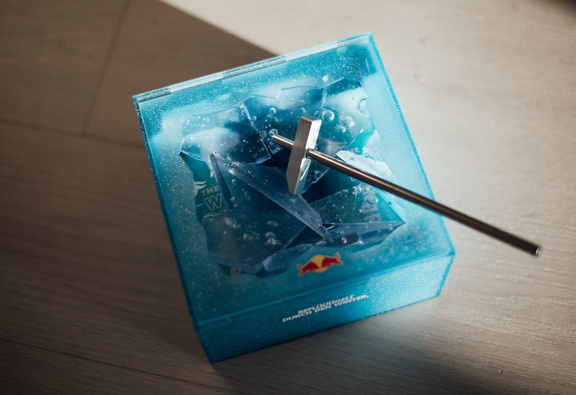 Red Bull Winter Edition 2024 Opinion Leader Kit mit eingeschlagenem Eis