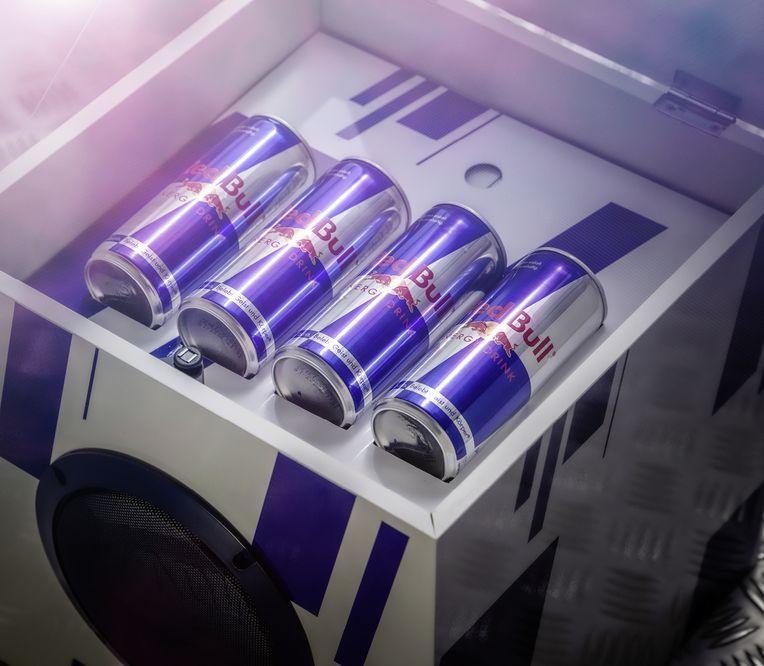 Geöffnete Red Bull Soundclash Box mit Red Bull Dosen