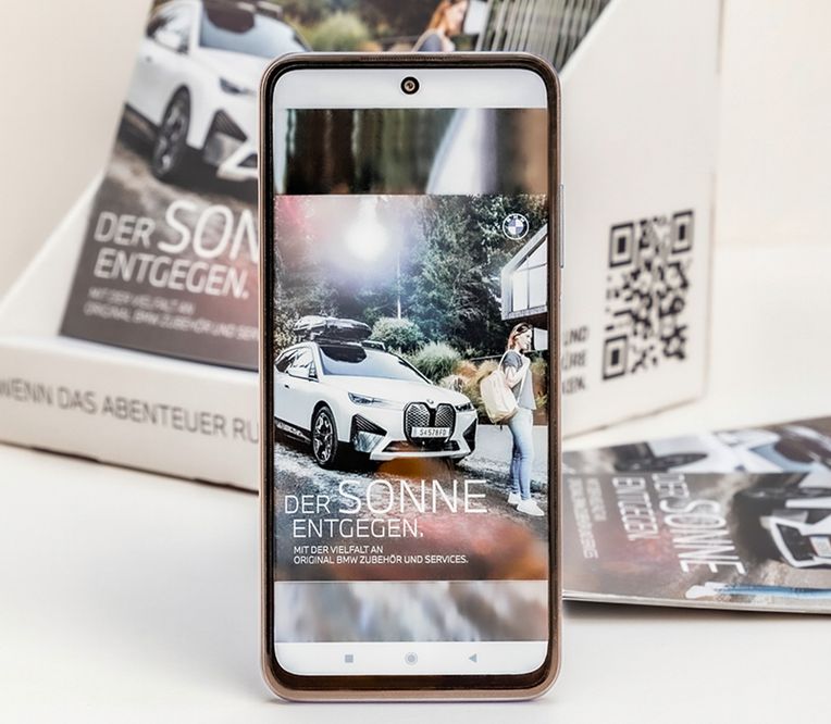 Folder und Smartphone zur BMW Kampagne "Der Sonne entgegen"