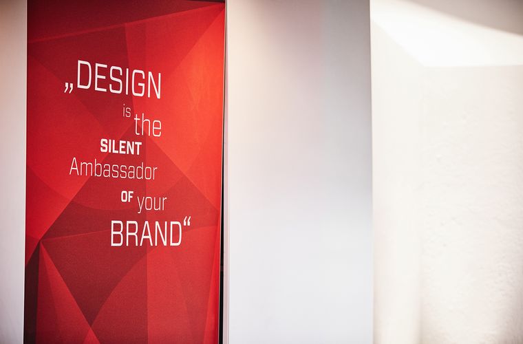 Plakat mit Aufschrift "Design is the silent ambassador of your brand"