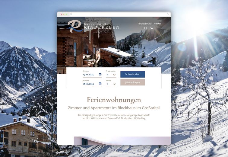 Eine malerische Alpenlandschaft mit einem verschneiten Dorf und einer Almhütte, ergänzt durch ein Website-Overlay für die Online-Buchung im Bauernhöfl Rindereben.