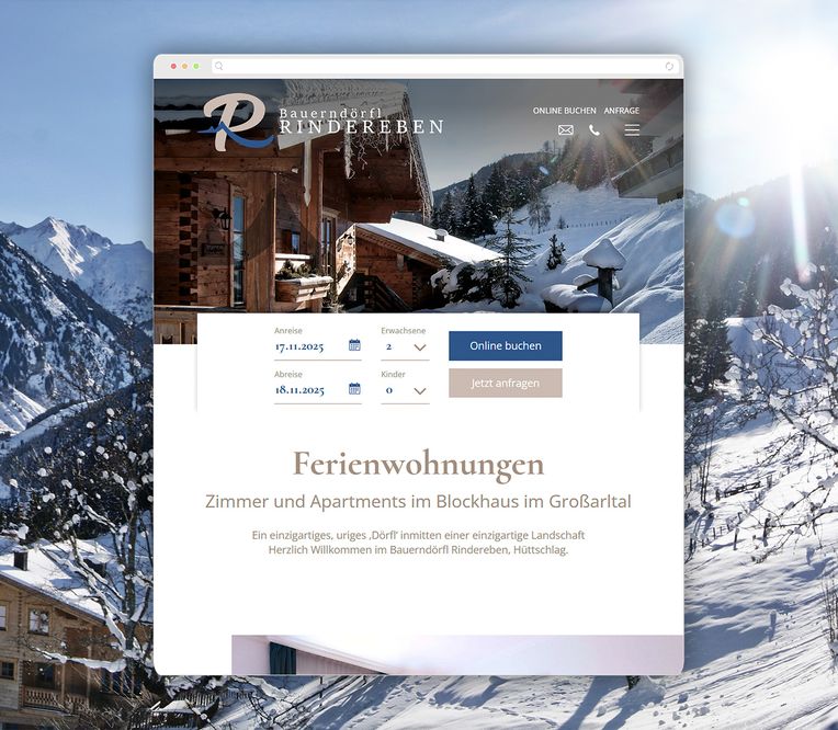 Eine malerische Alpenlandschaft mit einem verschneiten Dorf und einer Almhütte, ergänzt durch ein Website-Overlay für die Online-Buchung im Bauernhöfl Rindereben.