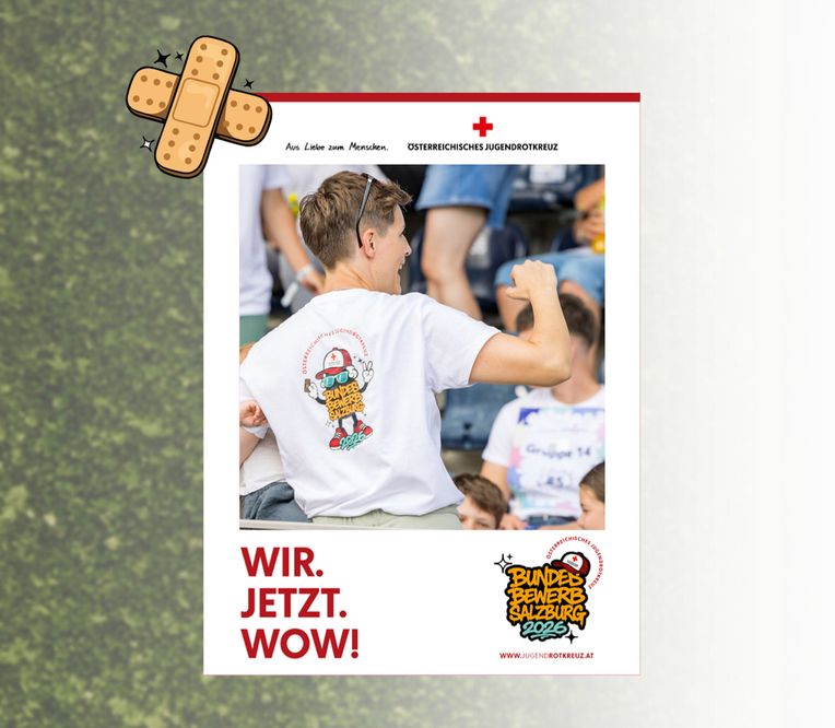 Eine Person in einem weißen T-Shirt mit einem bunten Motiv auf dem Rücken, die die Faust in die Luft reckt und von einer Menschenmenge umgeben ist. Text: „WIR. JETZT. WOW!“