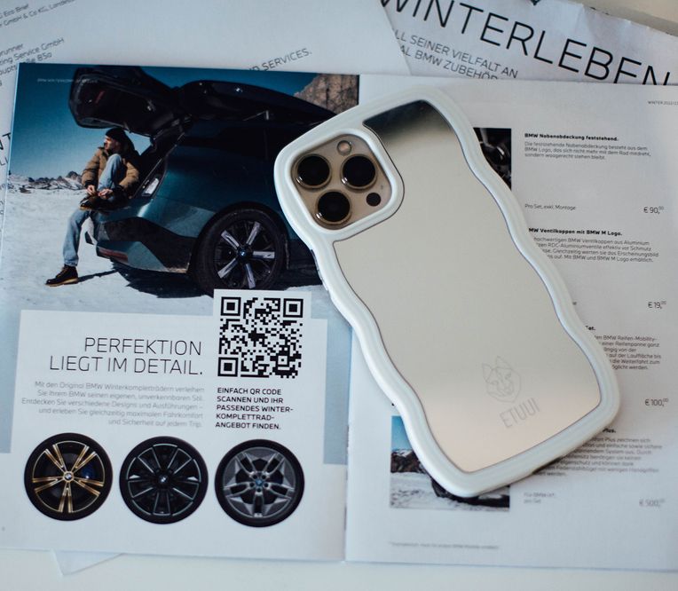 Geöffnete Broschüre und Smartphone für BMW Winter Kampagne 2022