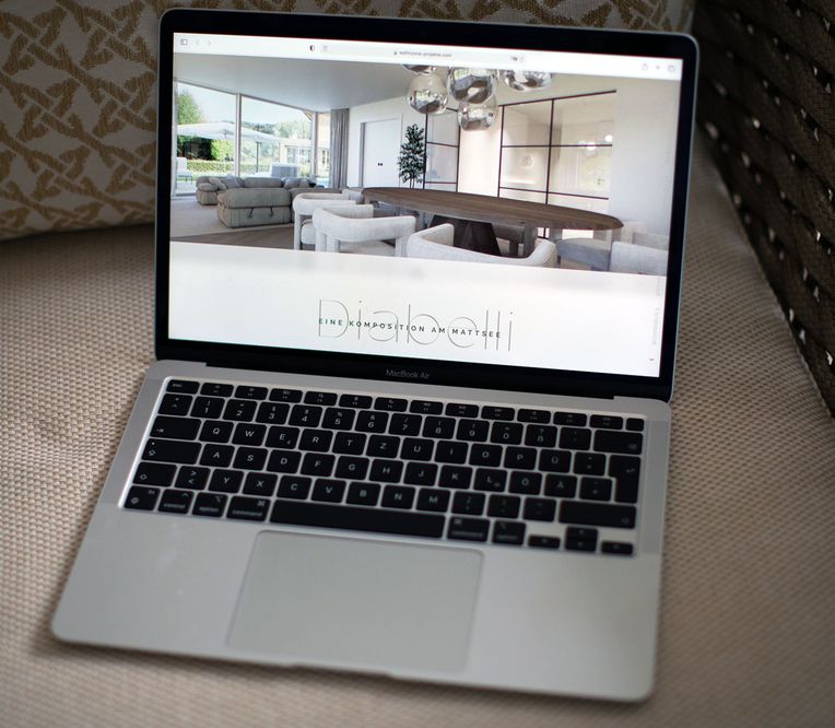 Laptop mit Webseite zum Wohnprojekt Diabelli der Bauzone