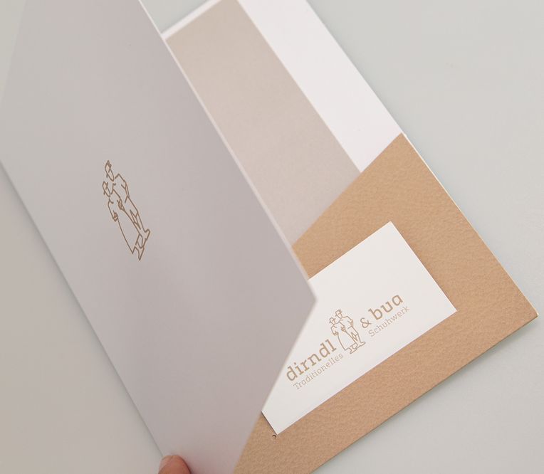 Folder mit Visitenkarte mit Logo von dirndl & bua