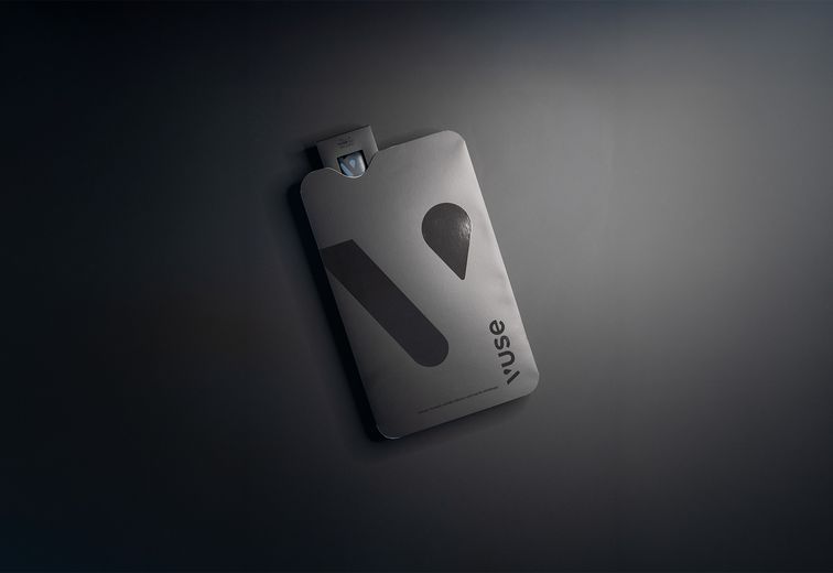 Eine elegante, schwarz-graue Vuse-Geräteverpackung auf einem dunklen Untergrund, die sich durch ein minimalistisches Design mit markanten geometrischen Formen auszeichnet.