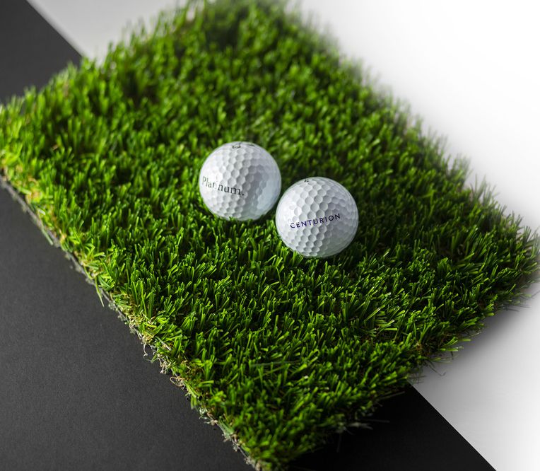 Rasenfläche mit 2 Golfbällen