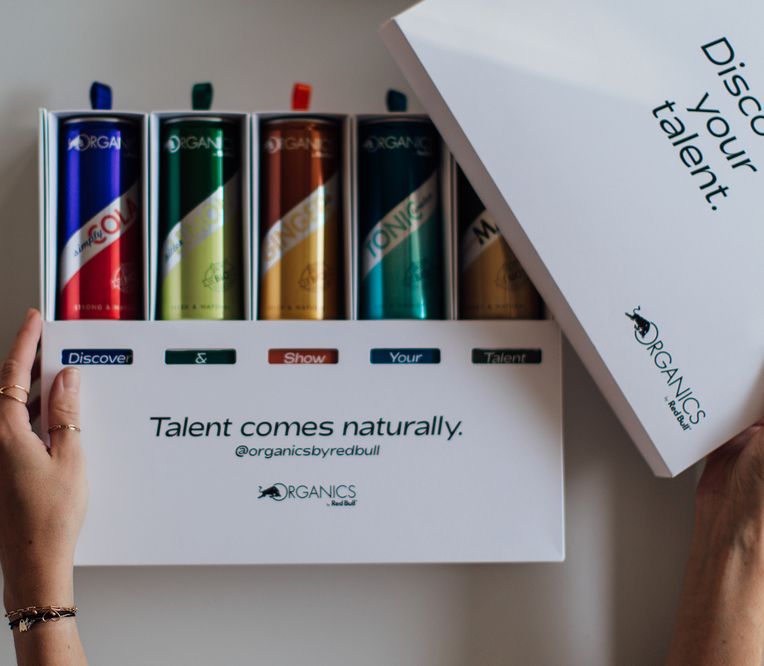 Geöffnets Packung Red Bull Organics Dosen mit 5 verschiedenen Geschmäckern und Aufschrift "Talent comes naturally."